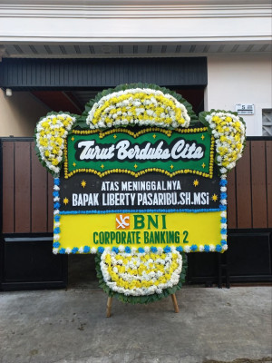 Papan Bunga Duka di Rungan Barat